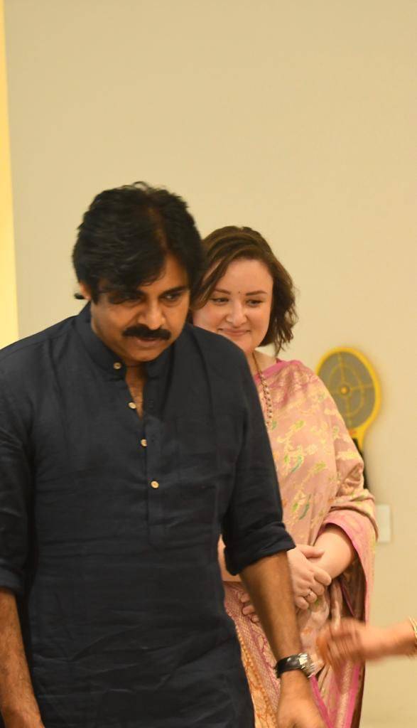 pawan wife